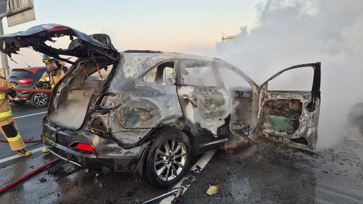 [김제=뉴시스] 27일 오후 5시24분께 전북 김제시 공덕면을 지나는 21번 국도에서 주행 중이던 스포츠유틸리티차량(SUV)에 불이 나 30분여 만에 진화됐다. (사진=전북도소방본부 제공) 2026.01.27 photo@newsis.com *재판매 및 DB 금지