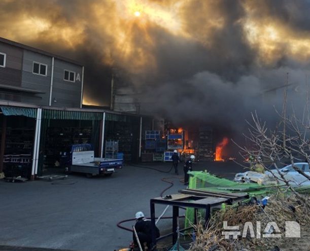 김해 공장 화재 1억4천만원 재산피해…12명 대피