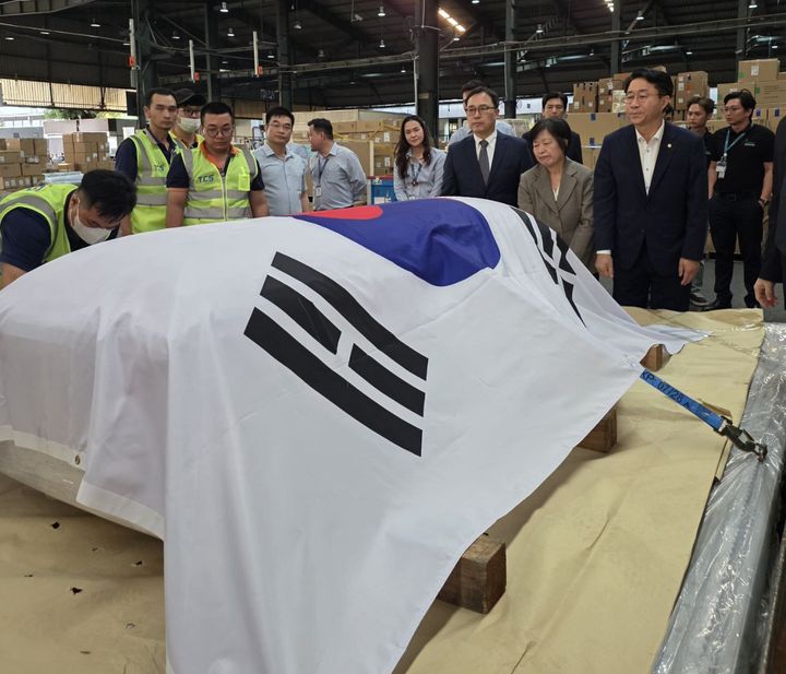 [서울=뉴시스] 김금보 기자 = 이해찬 민주평화통일자문회의 수석부의장 운구가 26일(현지시간) 베트남 떤선녓 국제공항에서 대한민국 인천국제공항으로의 이송을 앞두고 있다. (사진=김현 더불어민주당 국회의원실 제공) 2026.01.27. kgb@newsis.com *재판매 및 DB 금지