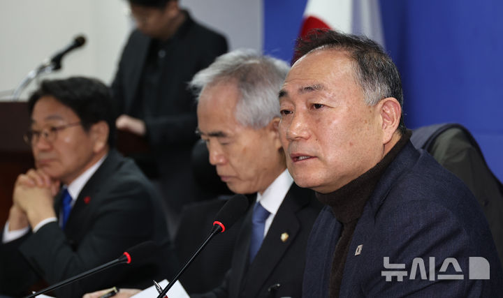 [서울=뉴시스] 김금보 기자 = 김원이(오른쪽) 더불어민주당 전남도당 위원장이 27일 오전 서울 여의도 국회 의원회관에서 열린 더불어민주당 광주·전남 행정통합 조찬 간담회에서 발언을 하고 있다. 2026.01.27. kgb@newsis.com