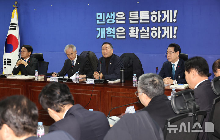 [서울=뉴시스] 김금보 기자 = 김원이(오른쪽 두번째) 더불어민주당 전남도당 위원장이 27일 오전 서울 여의도 국회 의원회관에서 열린 더불어민주당 광주·전남 행정통합 조찬 간담회에서 발언을 하고 있다. 2026.01.27. kgb@newsis.com