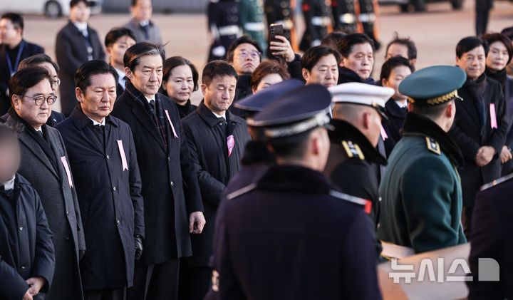[인천공항=뉴시스] 공항사진기자단 = 우원식 국회의장, 정청래 더불어민주당 대표 등이 27일 오전 인천국제공항에서 이해찬 민주평화통일자문회의 수석부의장의 시신을 영접하고 있다. 2026.01.27. photo@newsis.com