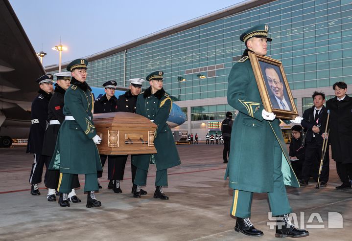 [인천공항=뉴시스] 공항사진기자단 = 베트남 출장 중 심근경색으로 쓰러져 별세한 이해찬 민주평화통일자문회의 수석부의장의 시신이 27일 오전 인천국제공항에 도착, 빈소가 마련된 서울대병원 장례식장으로 운구되고 있다. 2026.01.27. photo@newsis.com