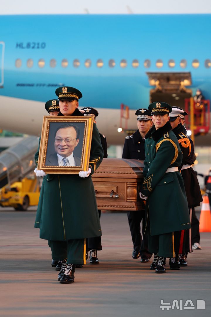 [인천공항=뉴시스] 공항사진기자단 = 이해찬 민주평화통일자문회의 수석부의장의 유해가 27일 아침 인천국제공항에 도착해 서울 종로구 서울대학교병원 장례식장으로 운구되고 있다. 2026.01.27. photo@newsis.com