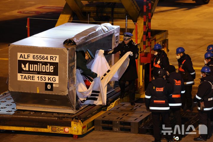 [인천공항=뉴시스] 공항사진기자단 = 이해찬 민주평화통일자문회의 수석부의장의 유해가 27일 아침 인천국제공항에 도착하고 있다. 2026.01.27. photo@newsis.com