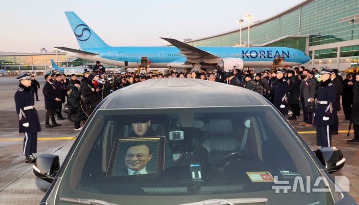 [인천공항=뉴시스] 공항사진기자단 = 베트남 출장 중 심근경색으로 쓰러져 별세한 이해찬 민주평화통일자문회의 수석부의장의 시신이 27일 오전 인천국제공항에 도착, 빈소가 마련된 서울대병원 장례식장으로 운구되고 있다. 2026.01.27. photo@newsis.com