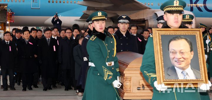 [인천공항=뉴시스] 공항사진기자단 = 베트남 출장 중 심근경색으로 쓰러져 별세한 이해찬 민주평화통일자문회의 수석부의장의 시신이 27일 오전 인천국제공항에 도착, 빈소가 마련된 서울대병원 장례식장으로 운구되고 있다. 2026.01.27. photo@newsis.com