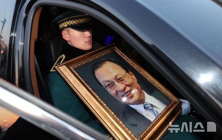 [인천공항=뉴시스] 공항사진기자단 = 베트남 출장 중 심근경색으로 쓰러져 별세한 이해찬 민주평화통일자문회의 수석부의장의 시신이 27일 오전 인천국제공항에 도착, 빈소가 마련된 서울대병원 장례식장으로 운구되고 있다. 2026.01.27. photo@newsis.com