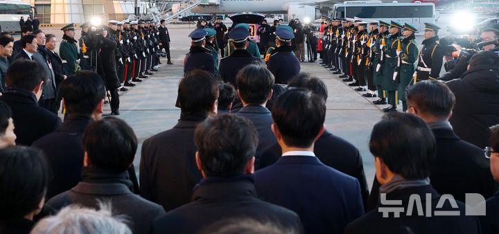 [인천공항=뉴시스] 공항사진기자단 = 베트남 출장 중 별세한 고(故) 이해찬 민주평화통일자문회의 수석부의장의 시신이 27일 오전 인천국제공항에 도착해 운구 차량으로 이동하고 있다. 2026.01.27. photo@newsis.com