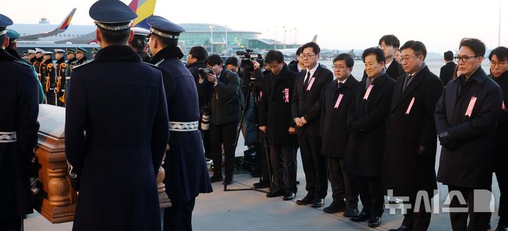 [인천공항=뉴시스] 공항사진기자단 = 베트남 출장 중 별세한 고(故) 이해찬 민주평화통일자문회의 수석부의장의 시신이 27일 오전 인천국제공항에 도착해 운구 차량으로 이동하고 있는 가운데 김민석 국무총리, 윤호중 행정안전부 장관, 정동영 통일부 장관 등이 영접하고 있다. 2026.01.27. photo@newsis.com