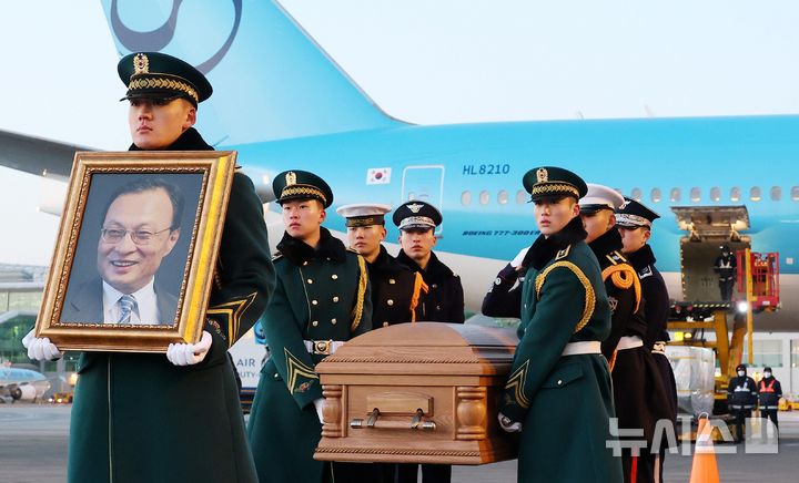 [인천공항=뉴시스] 공항사진기자단 = 베트남 출장 중 별세한 고(故) 이해찬 민주평화통일자문회의 수석부의장의 시신이 27일 오전 인천국제공항에 도착해 운구 차량으로 이동하고 있다. 2026.01.27. photo@newsis.com