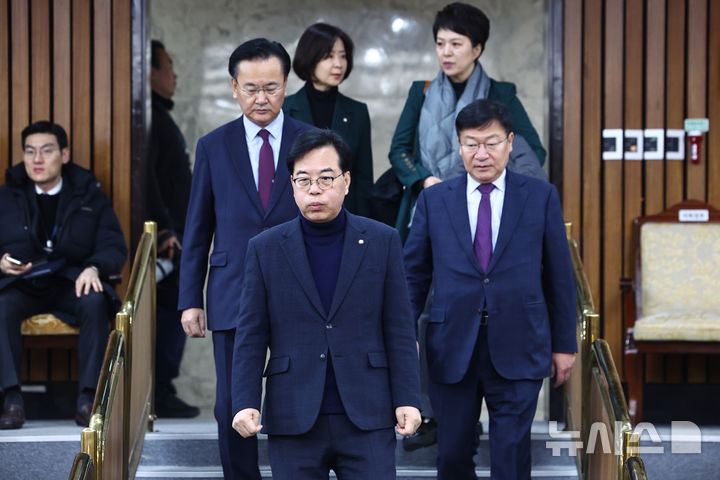 [서울=뉴시스] 김명년 기자 = 송언석 국민의힘 원내대표가 27일 오전 서울 여의도 국회에서 열린 원내대책회의에서 입장하고 있다. 2026.01.27. kmn@newsis.com