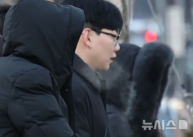 [서울=뉴시스] 박주성 기자 = 중부지방을 중심으로 아침 기온이 영하 10도 안팎을 보이며 영하의 날씨가 지속되고 있는 27일 오전 서울 광화문 사거리에 시민들의 입에서 입김이 나고 있다. 2026.01.27. park7691@newsis.com