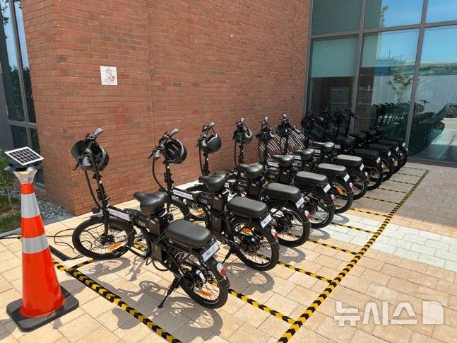 [나주=뉴시스] 한국에너지공과대학교(KENTECH·켄텍)가 캠퍼스 마이크로크리드 구축에 활용한 전기자전거. (사진=켄텍 제공) 2026.01.27. photo@newsis.com *재판매 및 DB 금지
