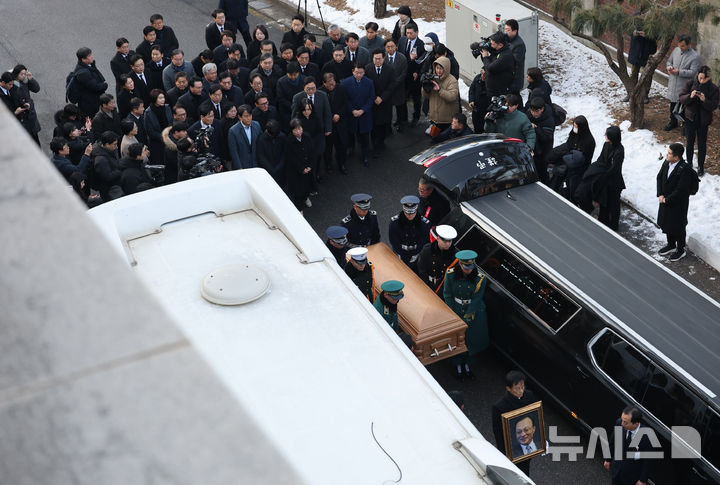 이해찬 전 총리 시신 서울대병원 빈소 도착…정청래 대표 상주