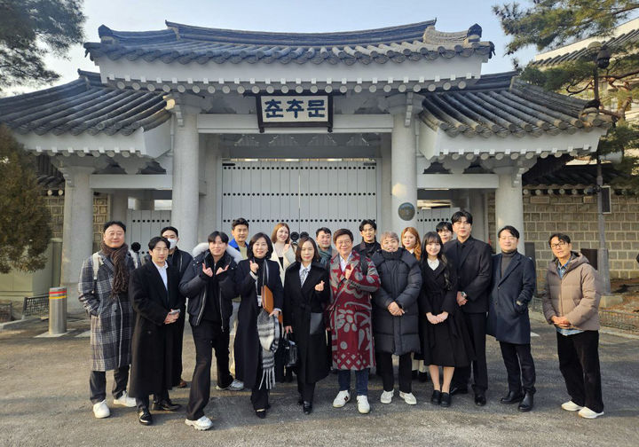 [서울=뉴시스] 최동준 기자 = 청와대 국민통합비서관실은 26일 청년세대가 인식하는 사회적 갈등을 해소하고, 청년들과의 효과적인 소통 방안을 모색하기 위해 '다양한 시각의 청년들과의 대화' 5차 간담회를 실시했다고 밝혔다. 사진은 춘추문 앞에서 허은아 국민통합비서관을 비롯한 참석자들 기념촬영 모습. (사진=청와대 제공) 2026.01.27. photo@newsis.com *재판매 및 DB 금지