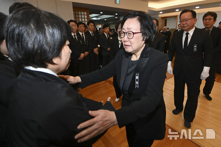 [서울=뉴시스] 조성우 기자 = 한명숙 전 국무총리가 27일 오전 서울 종로구 서울대학교병원 장례식장에 마련된 이해찬 전 국무총리의 빈소에서 유족과 인사하고 있다. (공동취재) 2026.01.27. photo@newsis.com