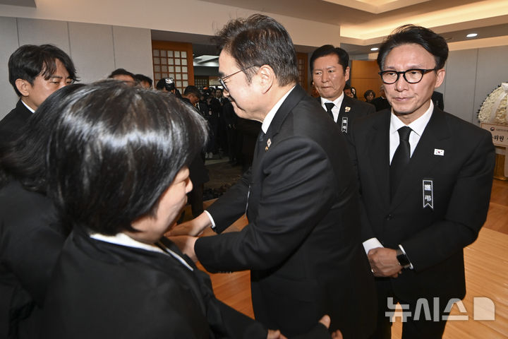 [서울=뉴시스] 조성우 기자 = 우원식 국회의장(가운데)과 김민석(오른쪽) 국무총리, 정청래 더불어민주당 대표가 27일 오전 서울 종로구 서울대학교병원 장례식장에 마련된 이해찬 전 국무총리의 빈소에서 조문을 마치고 유족을 위로하고 있다. (공동취재) 2026.01.27. photo@newsis.com