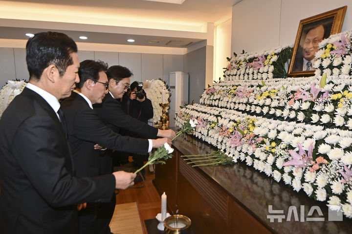 [서울=뉴시스] 조성우 기자 = 우원식 국회의장(오른쪽부터)과 김민석 국무총리, 정청래 더불어민주당 대표가 27일 오전 서울 종로구 서울대학교병원 장례식장에 마련된 이해찬 전 국무총리의 빈소에서 조문하고 있다. (공동취재) 2026.01.27. photo@newsis.com