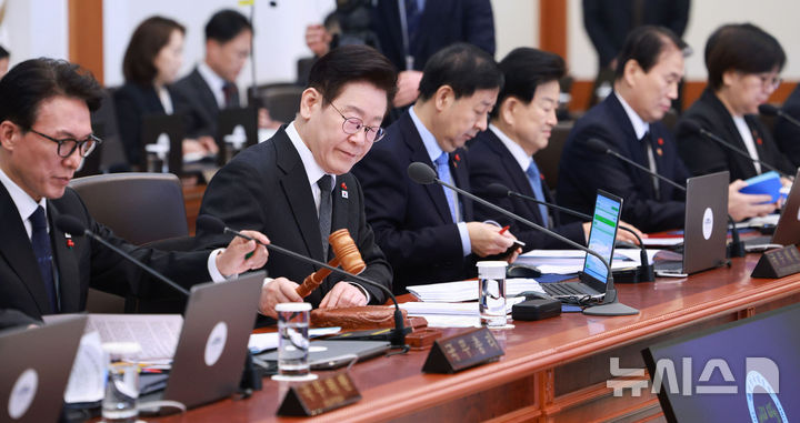 [서울=뉴시스] 고범준 기자 = 이재명 대통령이 27일 청와대에서 열린 국무회의에서 의사봉을 두드리며 개회 선언을 하고 있다. 2026.01.27. bjko@newsis.com