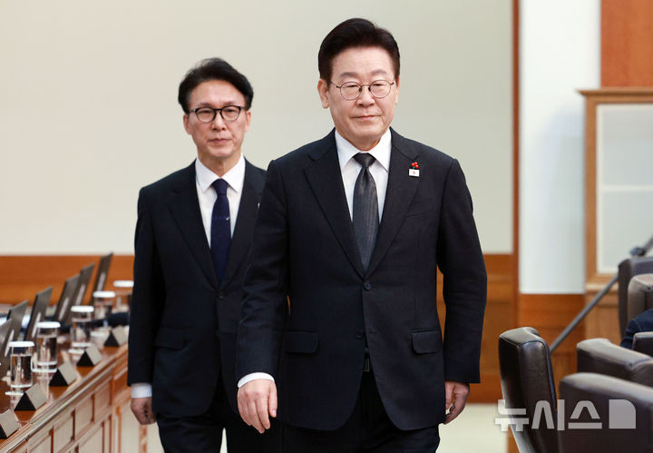 [서울=뉴시스] 고범준 기자 = 이재명 대통령이 27일 청와대에서 열린 국무회의에 김민석 국무총리와 함께 입장하고 있다. 2026.01.27. bjko@newsis.com