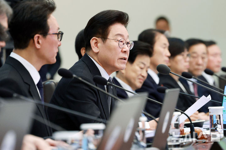 [서울=뉴시스] 고범준 기자 = 이재명 대통령이 27일 청와대에서 열린 국무회의에서 발언하고 있다. 2026.01.27. bjko@newsis.com