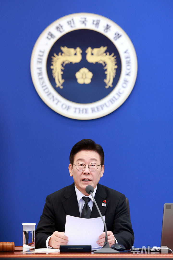 [서울=뉴시스] 고범준 기자 = 이재명 대통령이 27일 청와대에서 열린 국무회의에서 발언하고 있다. 2026.01.27. bjko@newsis.com