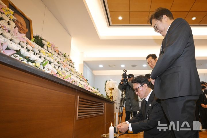 [서울=뉴시스] 조성우 기자 = 우원식(오른쪽부터) 국회의장, 김민석 국무총리, 정청래 더불어민주당 대표가 27일 오전 서울 종로구 서울대학교병원 장례식장에 마련된 고(故) 이해찬 전 국무총리 빈소에서 조문하고 있다. (공동취재) 2026.01.27. photo@newsis.com