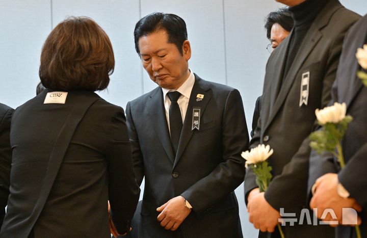 [서울=뉴시스] 조성우 기자 = 정청래 더불어민주당 대표가 27일 오전 서울 종로구 서울대학교병원 장례식장에 마련된 고(故) 이해찬 전 국무총리 빈소에서 조문객들의 조문을 받고 있다. (공동취재) 2026.01.27. photo@newsis.com