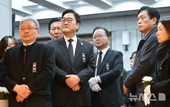 [서울=뉴시스] 조성우 기자 = 정청래 더불어민주당 대표, 우원식 국회의장, 김부겸 전 총리, 조승래 더불어민주당 의원 등 여권인사들이 27일 오전 서울 종로구 서울대학교병원 장례식장에 마련된 고(故) 이해찬 전 국무총리 빈소에서 조문하고 있다. (공동취재) 2026.01.27. photo@newsis.com