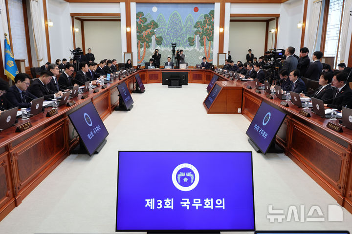 [서울=뉴시스] 고범준 기자 = 이재명 대통령이 27일 청와대에서 열린 국무회의에서 발언하고 있다. 2026.01.27. bjko@newsis.com