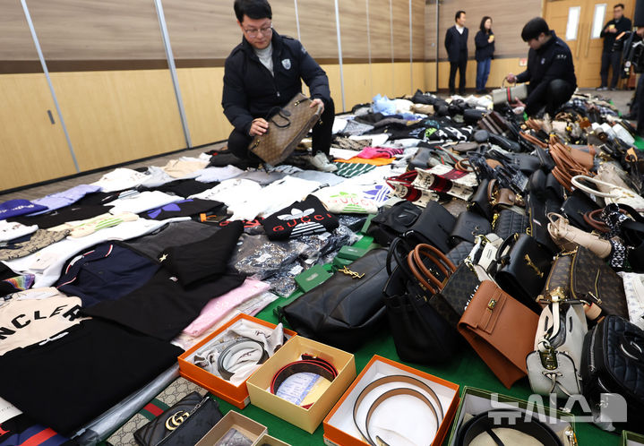 [인천=뉴시스] 전진환 기자 = 27일 오전 인천 중구 관세청 인천본부세관에서 세관 직원들이 위조 명품 온라인 쇼핑몰 운영조직으로부터 압수한 위조 상품을 정리하고 있다.&nbsp; 인천본부세관은 온라인 쇼핑몰을 운영하며, 정품시가 1,200억 원 상당의 가방, 의류, 신발 등 위조 상품 7만 7천여점을 국내로 유통하고 범죄수익 165억 원을 타인 명의로 은닉·세탁한 총책 A씨를 관세법·상표법·범죄수익은닉규제법 위반 혐의로 인천지방검찰청에 구속 송치하고, 관련자 3명은 공모 혐의로 불구속 송치했다고 밝혔다. 2026.01.27. amin2@newsis.com