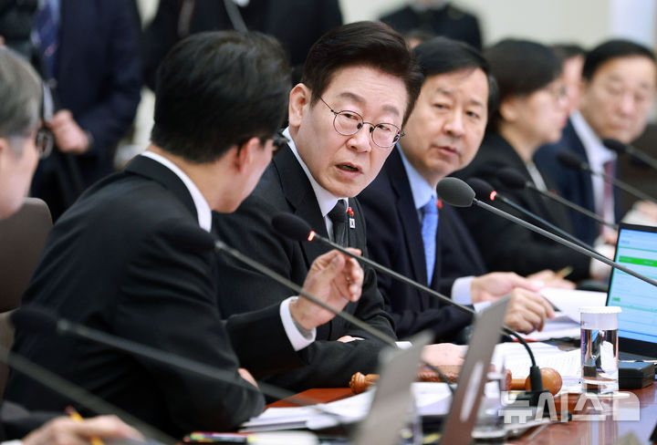 [서울=뉴시스] 고범준 기자 = 이재명 대통령이 27일 청와대에서 열린 국무회의에서 김민석 국무총리와 대화하고 있다. 2026.01.27. bjko@newsis.com