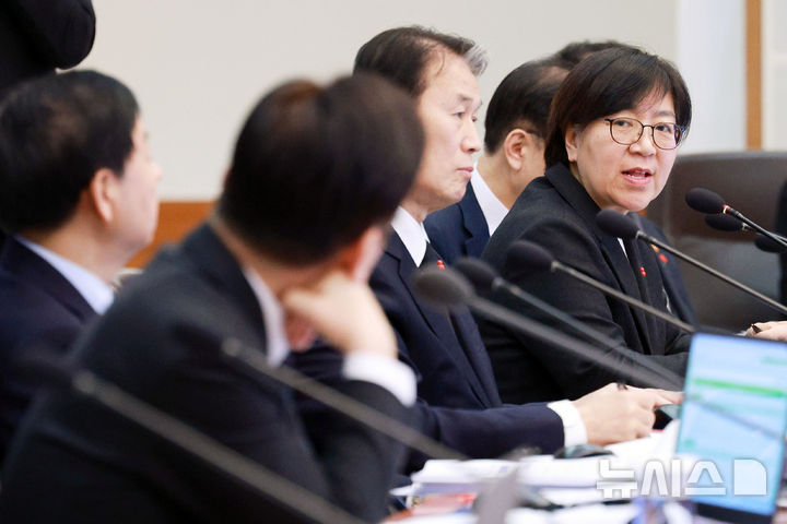 [서울=뉴시스] 고범준 기자 = 정은경 보건복지부 장관이 지난 1월27일 청와대에서 열린 국무회의에서 이재명 대통령 질문에 답변하고 있다. 2026.01.27. bjko@newsis.com