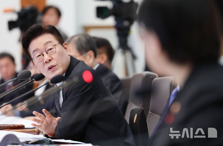 [서울=뉴시스] 고범준 기자 = 이재명 대통령이 27일 청와대에서 열린 국무회의에서 정은경 보건복지부 장관에게 질문하고 있다. 2026.01.27. bjko@newsis.com