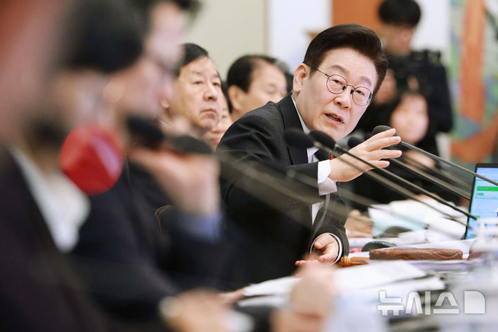 [서울=뉴시스] 고범준 기자 = 이재명 대통령이 27일 청와대에서 열린 국무회의에서 발언하고 있다. 2026.01.27. bjko@newsis.com