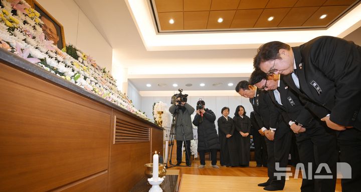 [서울=뉴시스] 조성우 기자 = 우원식(오른쪽부터) 국회의장, 김민석 국무총리, 정청래 더불어민주당 대표가 27일 오전 서울 종로구 서울대학교병원 장례식장에 마련된 고(故) 이해찬 전 국무총리 빈소에서 조문하고 있다. (공동취재) 2026.01.27. photo@newsis.com