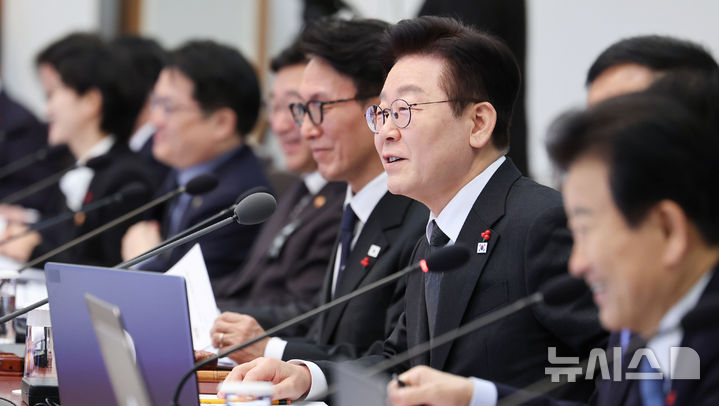 [서울=뉴시스] 고범준 기자 = 이재명 대통령이 27일 청와대에서 열린 국무회의에서 발언하고 있다. 2026.01.27. bjko@newsis.com