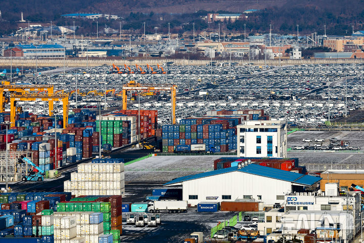 [평택=뉴시스] 정병혁 기자 = 27일 경기 평택시 평택항에 수출용 자동차와 컨테이너가 세워져 있다. 2026.01.27. jhope@newsis.com