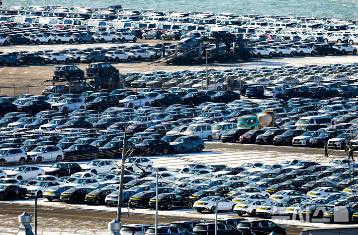 [평택=뉴시스] 정병혁 기자 = 27일 경기 평택시 평택항에 수출용 자동차가 세워져 있다.&nbsp; 도널드 트럼프 미국 대통령이 한국산 제품에 대한 관세를 무역합의 이전 수준으로 다시 인상하겠다고 밝혔다. 트럼프 대통령은 이날 소셜미디어(SNS) 트루스소셜에 "한국 국회가 우리의 역사적인 무역합의를 비준하지 않았기에, 그들의 권한이지만, 저는 이에 따라 한국산 자동차, 목재, 의약품 및 기타 상호관세를 15%에서 25%로 인상할 것이다"고 밝혔다. 2026.01.27. jhope@newsis.com