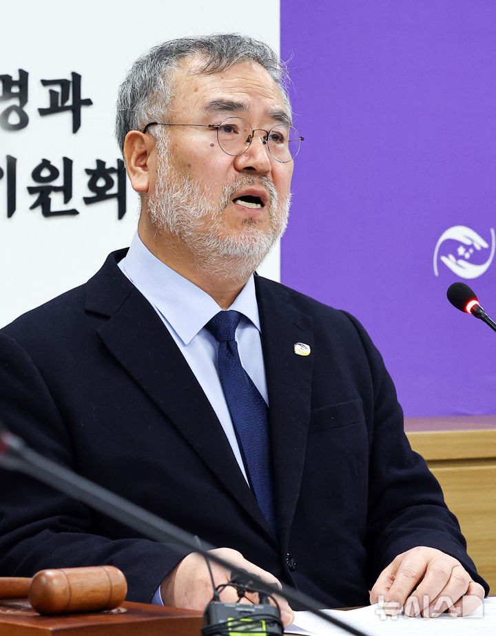 [서울=뉴시스] 최진석 기자 = 송기춘 10·29 이태원참사 특별조사위원회 위원장이 27일 서울 중구 이태원참사 특조위에서 제47차 위원회를 마친 후 언론 브리핑을 하고 있다. 2026.01.27. myjs@newsis.com