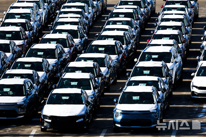 [평택=뉴시스] 정병혁 기자 = 27일 경기 평택시 평택항에 수출용 자동차가 세워져 있다. 2026.01.27. jhope@newsis.com