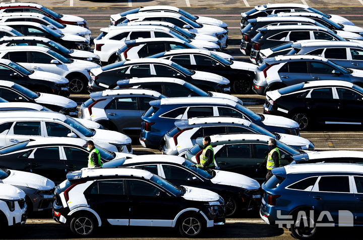 [평택=뉴시스] 정병혁 기자 = 지난달 27일 경기 평택시 평택항에 수출용 자동차가 세워져 있다. 2026.01.27. jhope@newsis.com