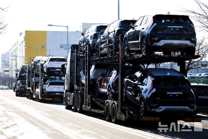 [평택=뉴시스] 정병혁 기자 = 27일 경기 평택시 평택항에서 수출용 차량을 싣은 트레일러가 이동하고 있다. 도널드 트럼프 미국 대통령이 한국산 제품에 대한 관세를 무역합의 이전 수준으로 다시 인상하겠다고 밝혔다. 트럼프 대통령은 이날 소셜미디어(SNS) 트루스소셜에 "한국 국회가 우리의 역사적인 무역합의를 비준하지 않았기에, 그들의 권한이지만, 저는 이에 따라 한국산 자동차, 목재, 의약품 및 기타 상호관세를 15%에서 25%로 인상할 것이다"고 밝혔다. 2026.01.27. jhope@newsis.com