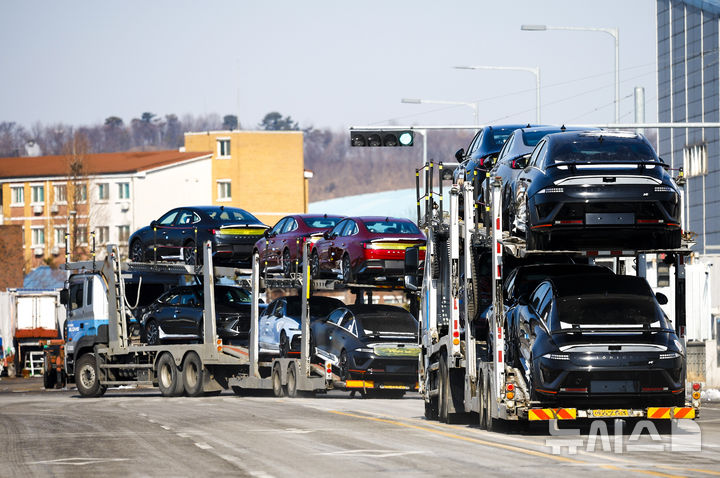 [평택=뉴시스] 정병혁 기자 = 27일 경기 평택시 평택항에서 수출용 차량을 싣은 트레일러가 이동하고 있다.2026.01.27. jhope@newsis.com