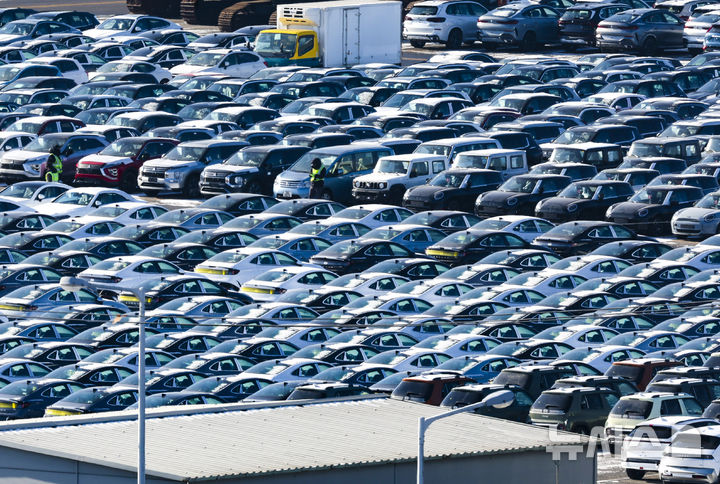 [평택=뉴시스] 정병혁 기자 = 27일 경기 평택시 평택항에 수출용 자동차가 세워져 있다. 2026.01.27. jhope@newsis.com