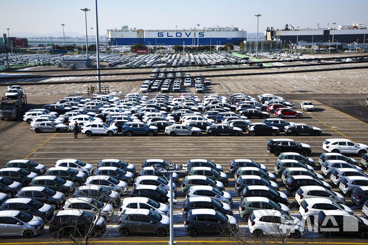 [평택=뉴시스] 정병혁 기자 = 27일 경기 평택시 평택항에 수출용 자동차가 세워져 있다. 2026.01.27. jhope@newsis.com