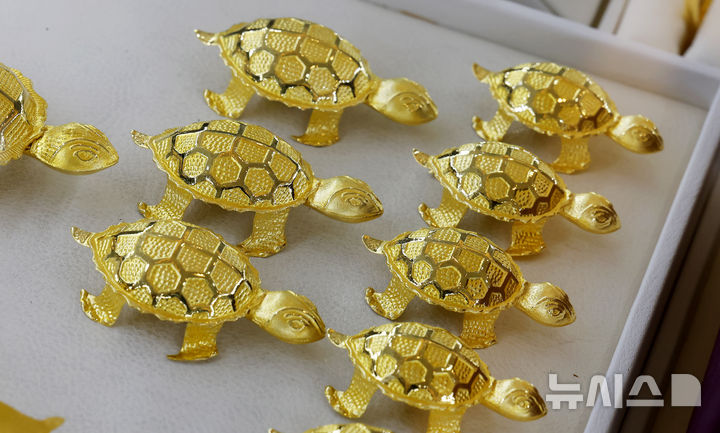 [서울=뉴시스] 김혜진 기자 = 금값이 사상 처음으로 온스당 5100달러 선을 돌파한 27일 서울 종로구 한국금거래소 종로본점에 금 제품이 진열되어 있다.26일(현지 시간) 파이낸셜타임스(FT), CNBC 등에 따르면 국제 금 현물 가격은 전장 대비 2.4% 오른 온스당 약 5102달러에 거래되며 최고치를 기록했다. 뉴욕상품거래소에서 2월 인도분 금 선물은 전 거래일보다 2.1% 오른 온스당 5082.50달러에 마감했다. 2026.01.27. jini@newsis.com