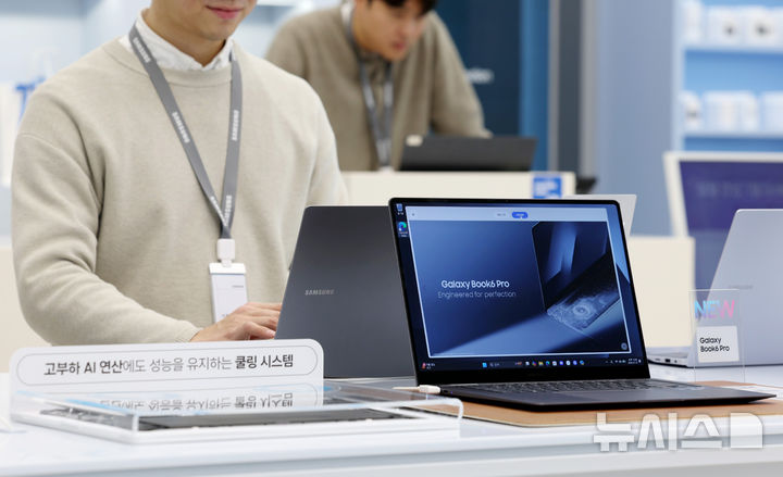 [서울=뉴시스] 김진아 기자 = 성능과 디자인 인공지능(AI) 사용성을 강화한 AI PC '갤럭시 북6 울트라'와 '갤럭시 북6 프로'가 국내 출시된 27일 서울 서초구 삼성 강남에 '갤럭시 북6 프로'가 진열돼 있다. '갤럭시 북6 울트라'는 40.6cm(16형) 단일 사이즈, 그레이 색상으로 출시된다. '갤럭시 북6 프로'는 40.6cm(16형)과 35.6cm(14형) 두 가지 사이즈로 색상은 그레이와 실버다. 갤럭시 북6 시리즈는 '인텔 코어 울트라 프로세서 시리즈 3'를 탑재해 전력 효율과 처리 성능이 크게 향상됐고, 최대 50 TOPS(초당 최고 50조 회 연산)의 성능을 갖춘 NPU는 이미지 편집, 텍스트 변환, 검색 등 AI 기반 작업을 원활하게 지원한다. 2026.01.27. bluesoda@newsis.com