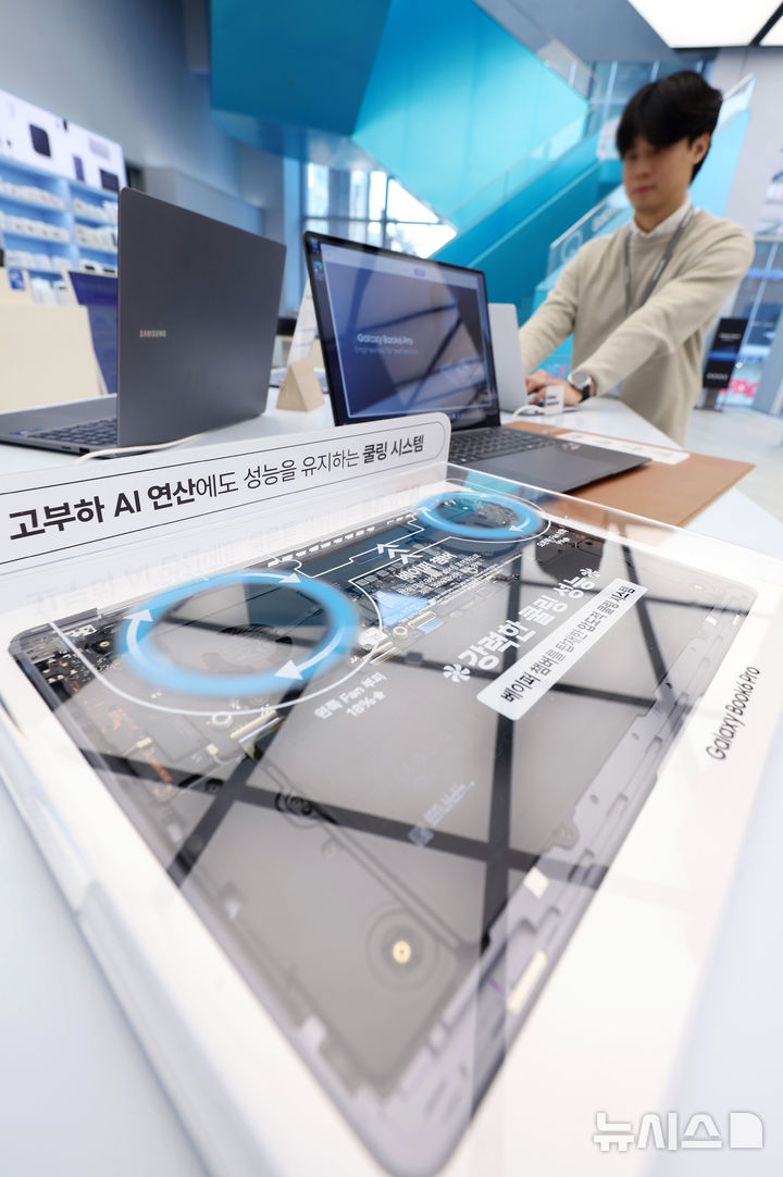 [서울=뉴시스] 김진아 기자 = 성능과 디자인 인공지능(AI) 사용성을 강화한 AI PC '갤럭시 북6 울트라'와 '갤럭시 북6 프로'가 국내 출시된 27일 서울 서초구 삼성 강남에 '갤럭시 북6 프로'가 진열돼 있다. '갤럭시 북6 울트라'는 40.6cm(16형) 단일 사이즈, 그레이 색상으로 출시된다. '갤럭시 북6 프로'는 40.6cm(16형)과 35.6cm(14형) 두 가지 사이즈로 색상은 그레이와 실버다. 갤럭시 북6 시리즈는 '인텔 코어 울트라 프로세서 시리즈 3'를 탑재해 전력 효율과 처리 성능이 크게 향상됐고, 최대 50 TOPS(초당 최고 50조 회 연산)의 성능을 갖춘 NPU는 이미지 편집, 텍스트 변환, 검색 등 AI 기반 작업을 원활하게 지원한다. 2026.01.27. bluesoda@newsis.com